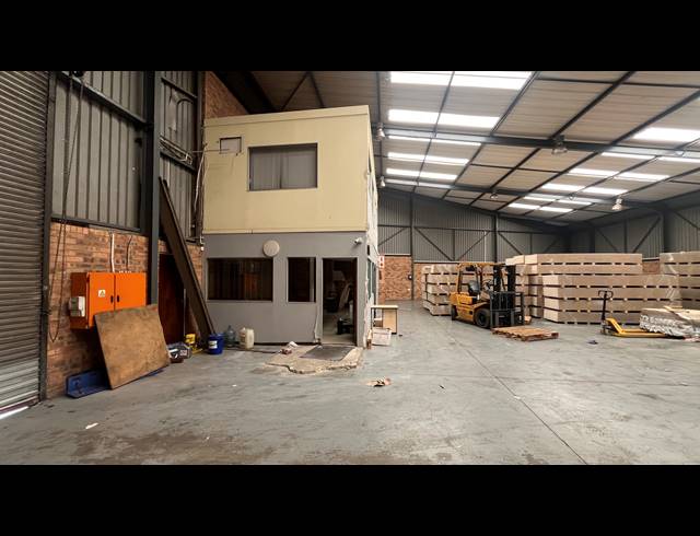500M² WAREHOUSE TO LET IN SPARTAN